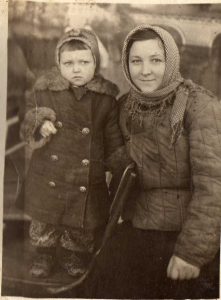 Елена Ульяновна Душевская с дочкой. В эвакуации. Джалал-Абад 1944 год